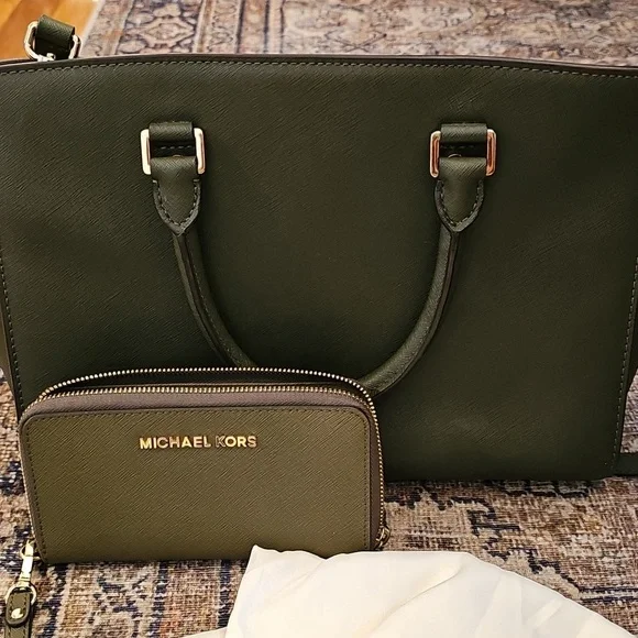 Michael Kors Selma Bag In Olive Green - Picture 16 of 16